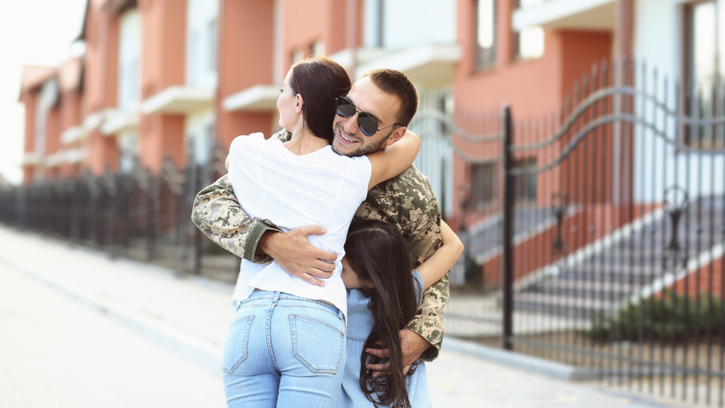 Soldat en uniforme étreignant sa famille à son retour