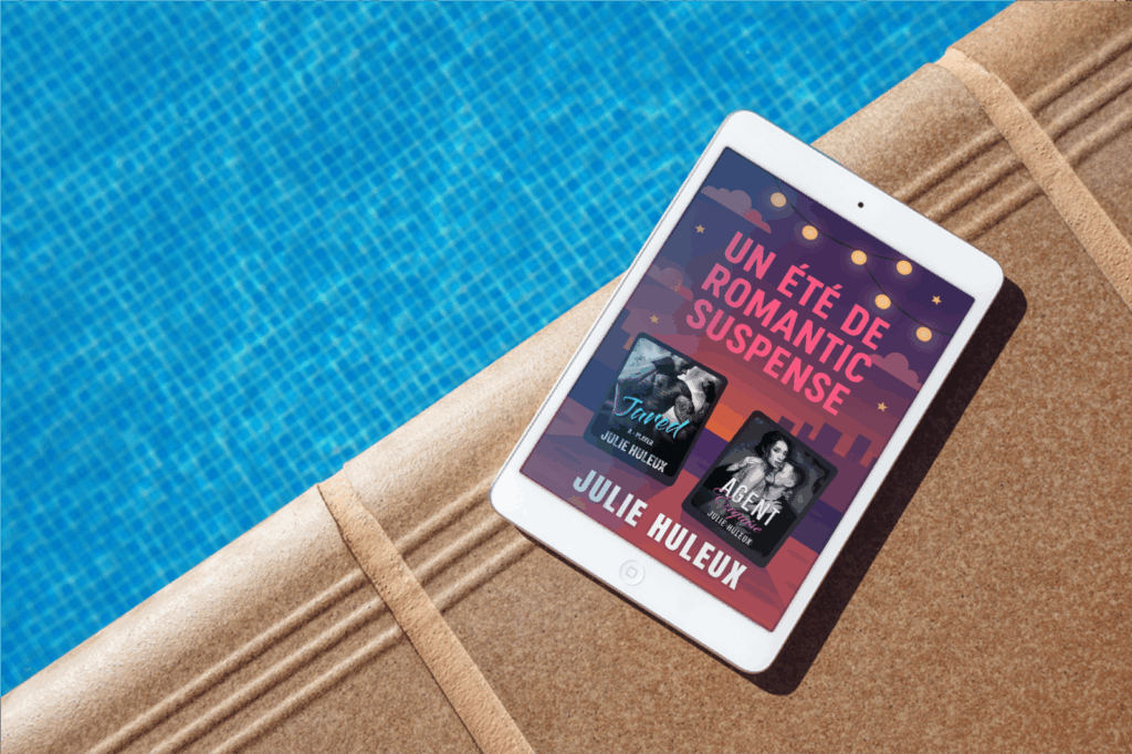 Tablette posée au bord d’une piscine affichant une couverture estivale : "Un été de romantic suspense" avec les romans Jared et Agent Exquise de Julie Huleux.
