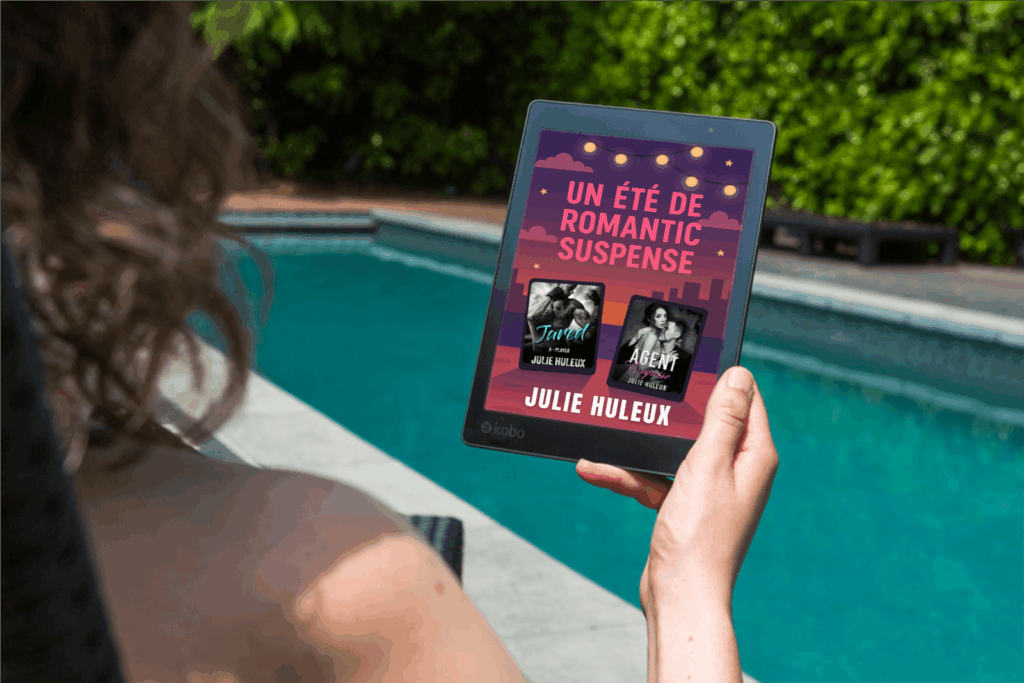 femme lisant sur une tablette au bord d’une piscine affichant une couverture estivale : "Un été de romantic suspense" avec les romans Jared et Agent Exquise de Julie Huleux.