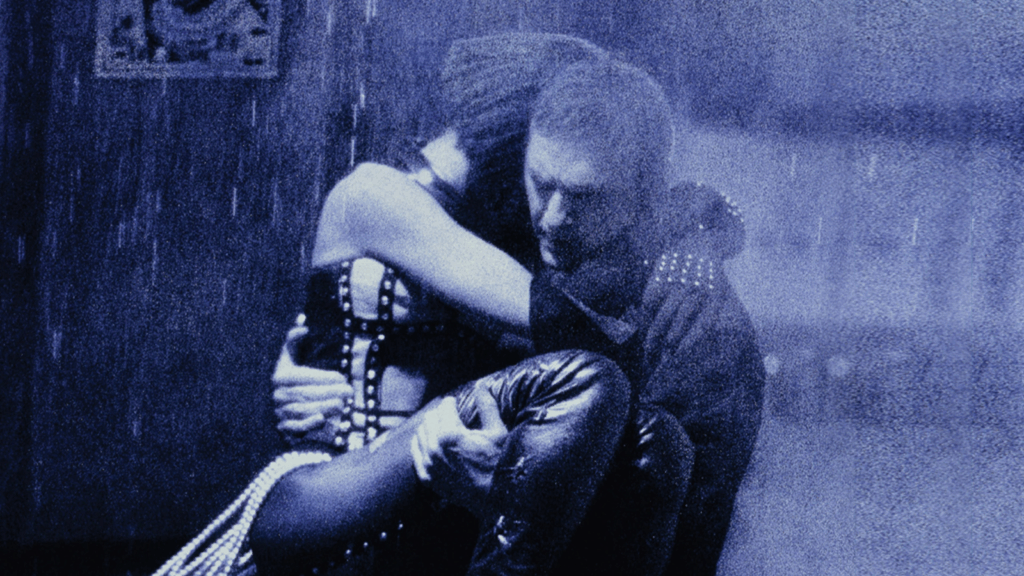 Affiche emblématique du film Bodyguard montrant un garde du corps portant une femme dans ses bras sous la pluie, une scène culte qui inspire la romance bodyguard dans Protéger Nina de Julie Huleux.