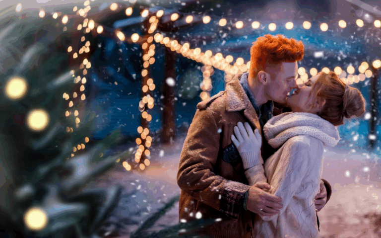 Couple qui s’embrasse sous les lumières de Noël, dans une ambiance romantique enneigée.